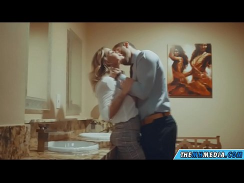 ❤️ جڏهن هڪ busty سنهري اوھان کي هڪ عوامي آرام روم ۾ seduces ❤️ ☑
